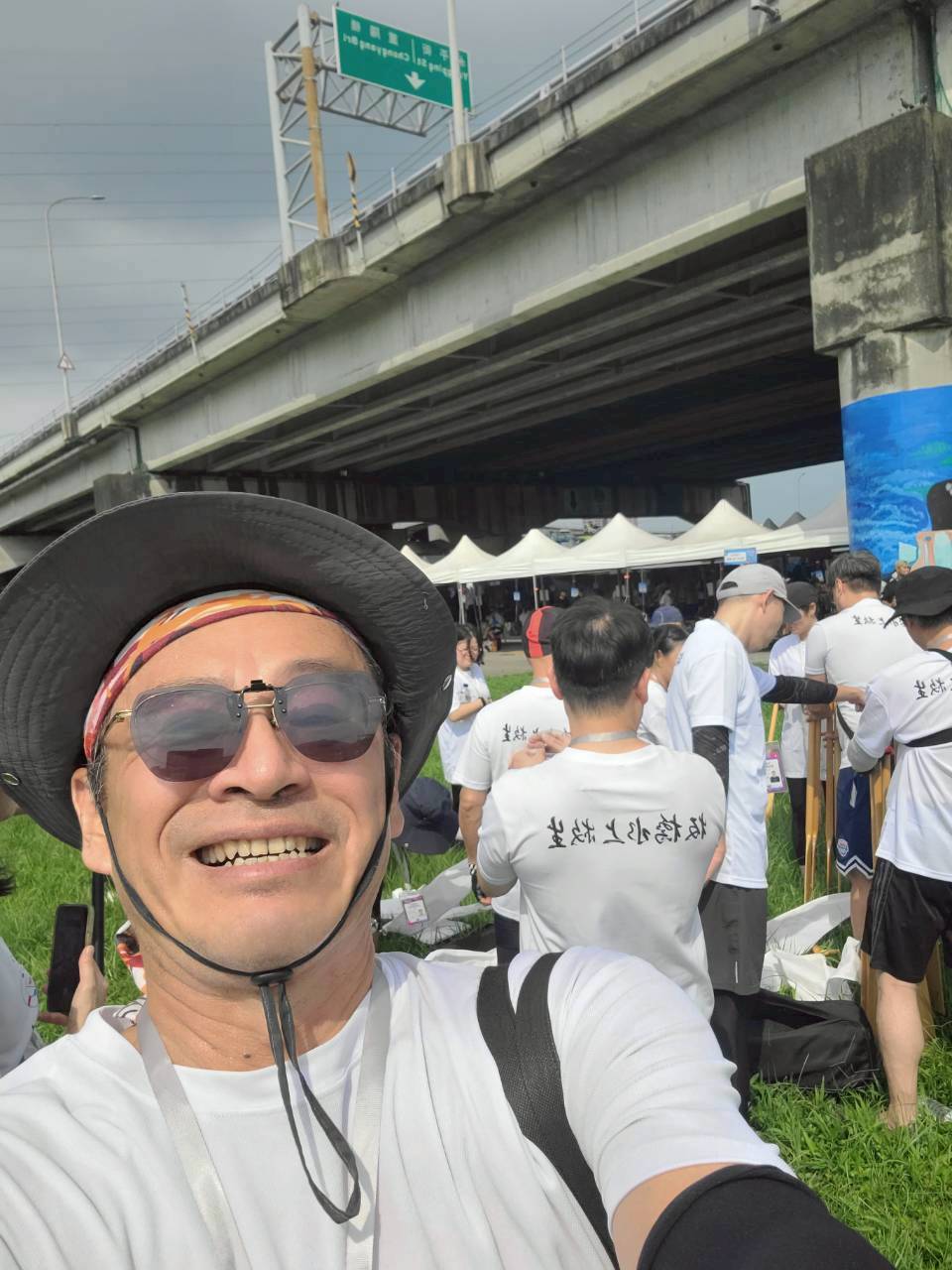 隊員在橋下自拍
