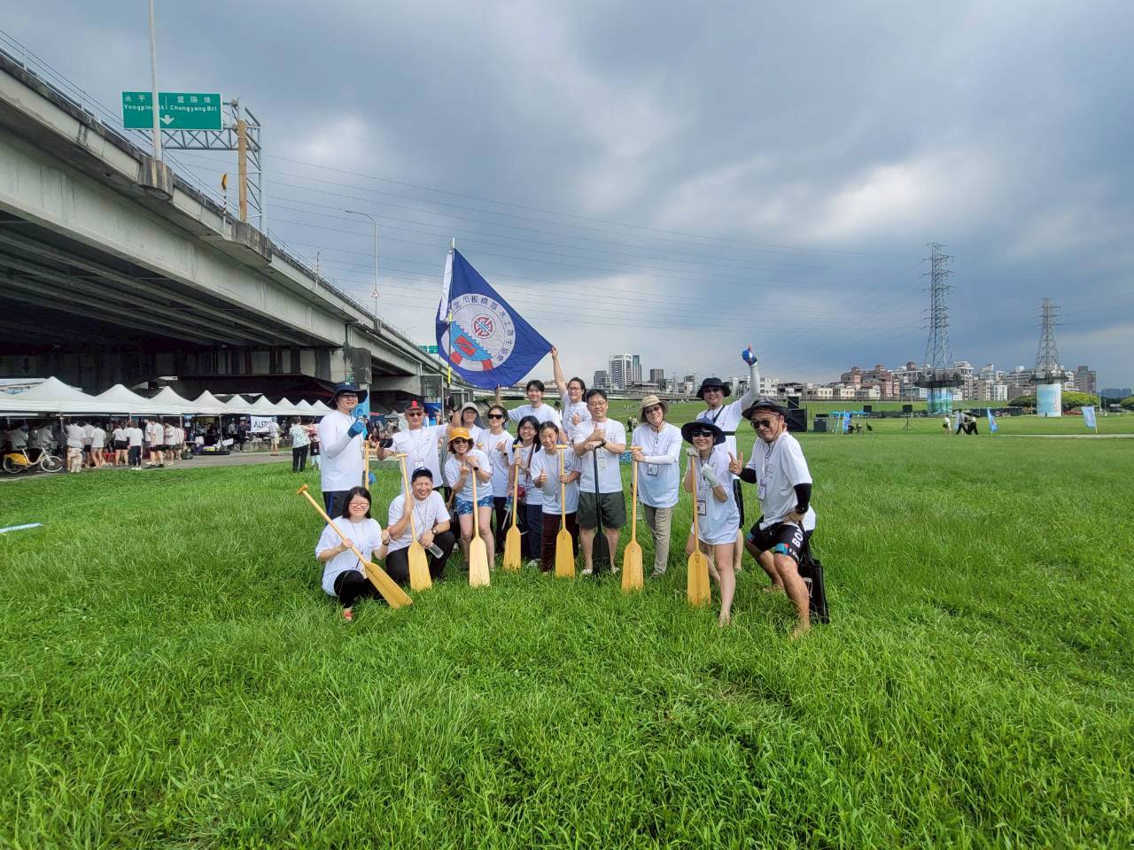 全隊在草地遠景合影