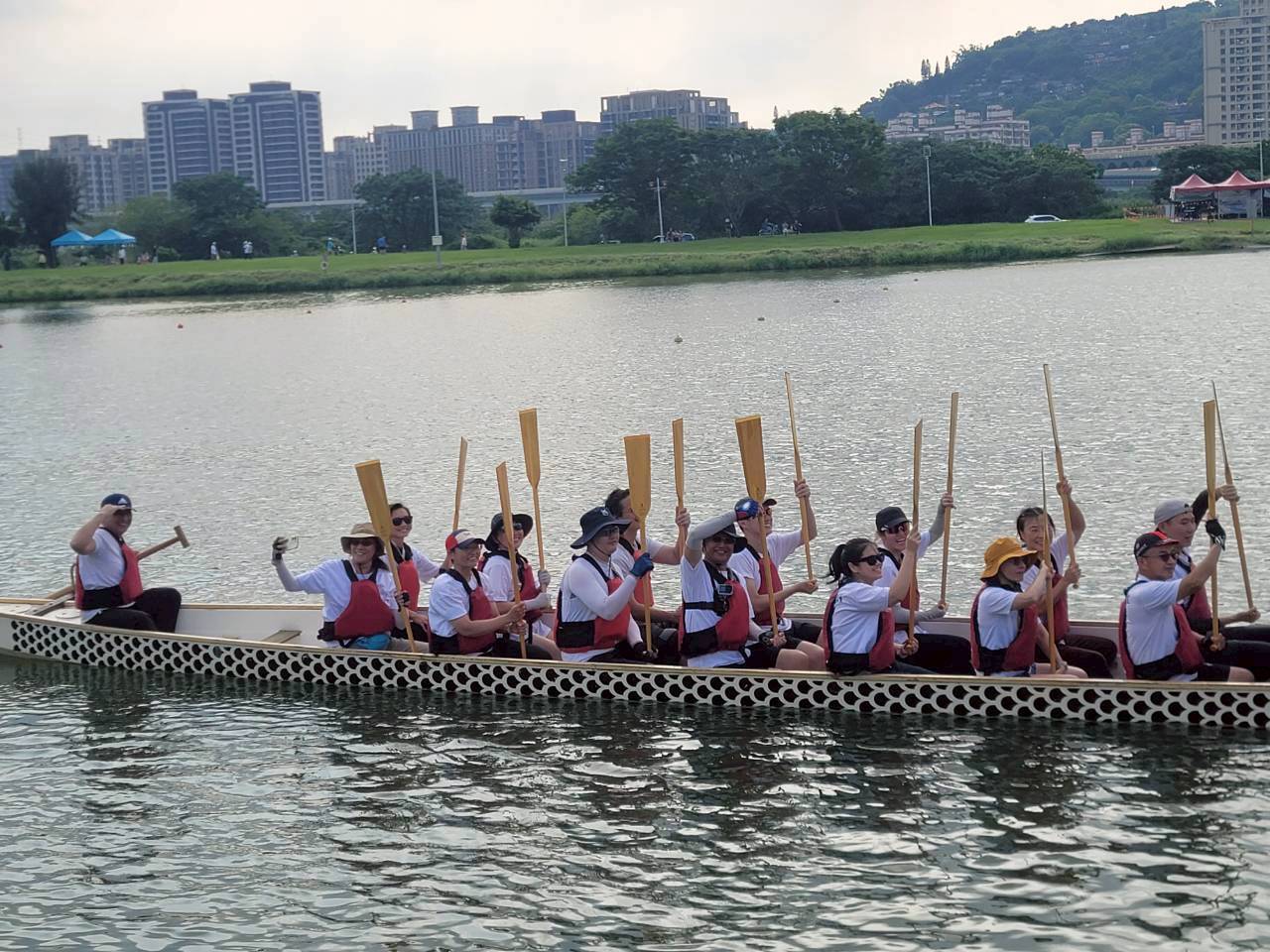 全隊在龍舟上舉起船槳