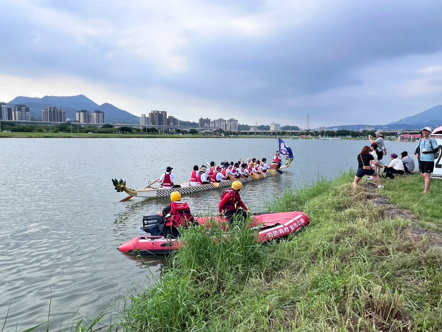 隊伍乘著龍舟駛離岸邊